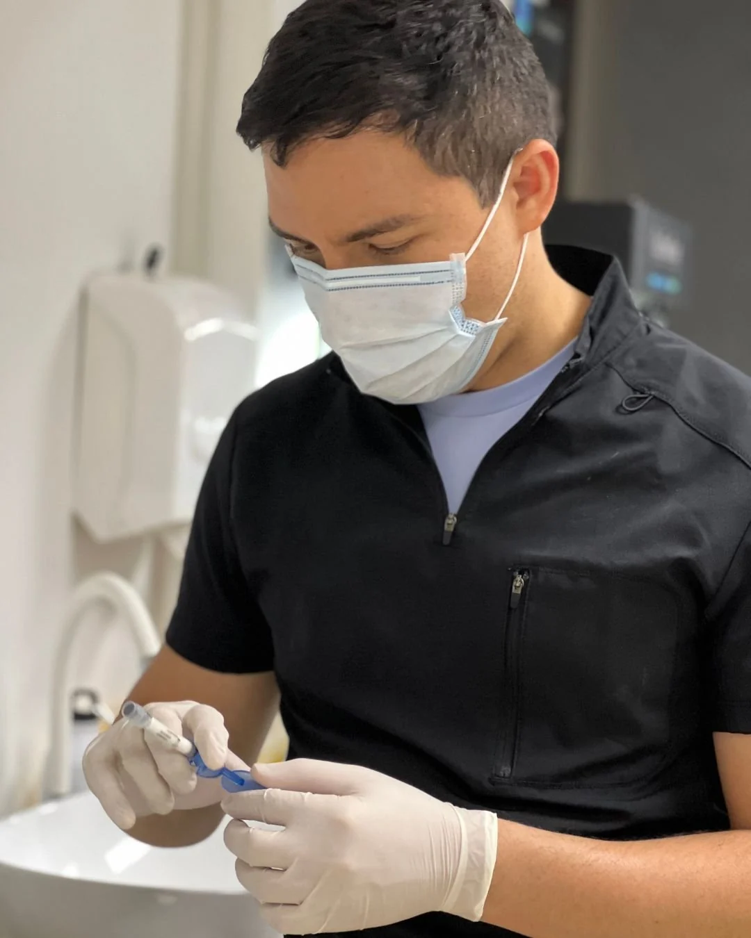 Dr. Jorge Vives preparing a hyaluronic acid filler injection in Cartagena, Colombia