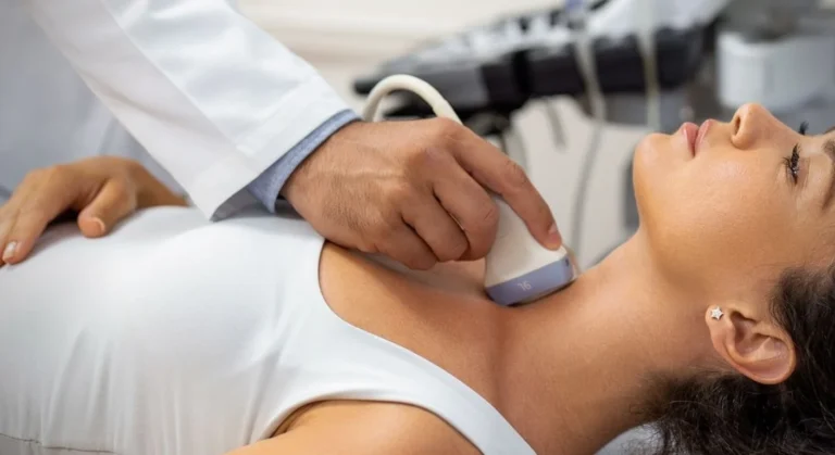Dr. Jorge Vives performing a thyroid ultrasound with a linear probe on a patient neck